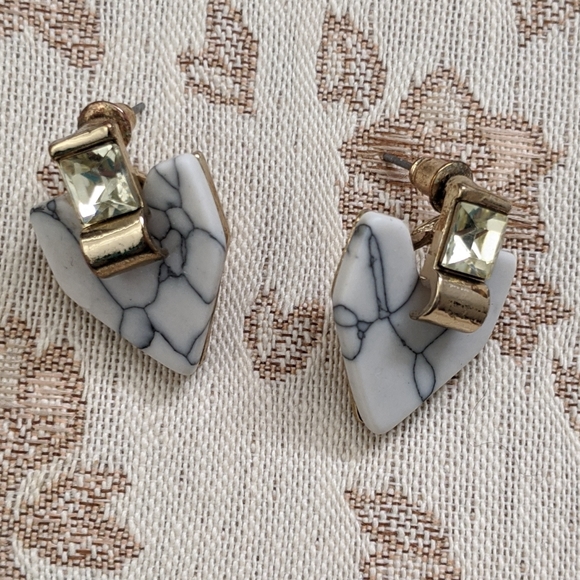 ⚡FREE W BUNDLE⚡ Earrings - Sparkly Studs - Picture 2 of 6